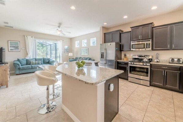 Fridge, microwave, oven, stovetop - Grandmas's Ami 4907TV - Trafalgar Village (Kissimmee)