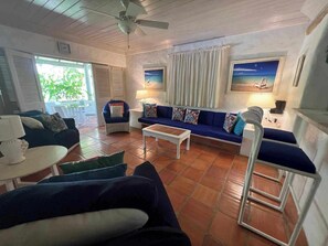Smart TV, books - Fabulous, spacious condo with pool, 5 mins from Mullins Beach. (Mullins)