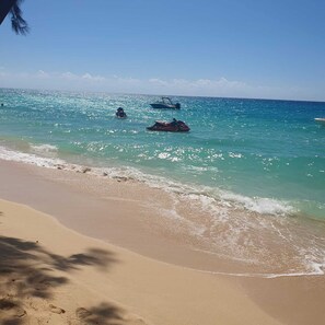 Sun-loungers, beach towels - Fabulous, spacious condo with pool, 5 mins from Mullins Beach. (Mullins)