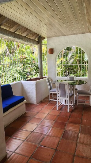 Outdoor dining - Fabulous, spacious condo with pool, 5 mins from Mullins Beach. (Mullins)
