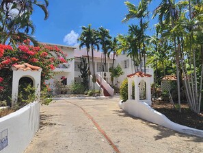 Property grounds - Fabulous, spacious condo with pool, 5 mins from Mullins Beach. (Mullins)
