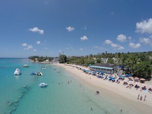 Sun-loungers, beach towels - Fabulous, spacious condo with pool, 5 mins from Mullins Beach. (Mullins)