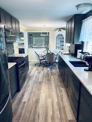 Refrigerador, microondas, horno, placa de cocina