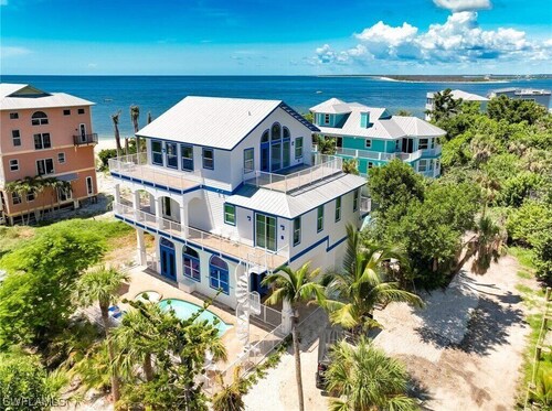 NEW LISTING! BEACH PARADISE: BEACHFRONT, SLEEPS 10, 2 CARTS, POOL, GAMES, & FUN