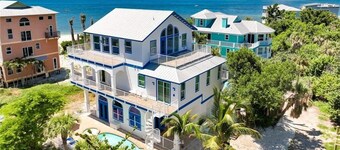 NEW LISTING! BEACH PARADISE: BEACHFRONT, SLEEPS 10, 2 CARTS, POOL, GAMES, & FUN