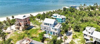 NEW LISTING! BEACH PARADISE: BEACHFRONT, SLEEPS 10, 2 CARTS, POOL, GAMES, & FUN
