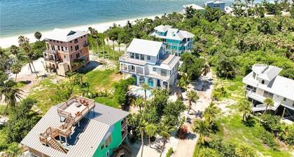 NEW LISTING! BEACH PARADISE: BEACHFRONT, SLEEPS 10, 2 CARTS, POOL, GAMES, & FUN