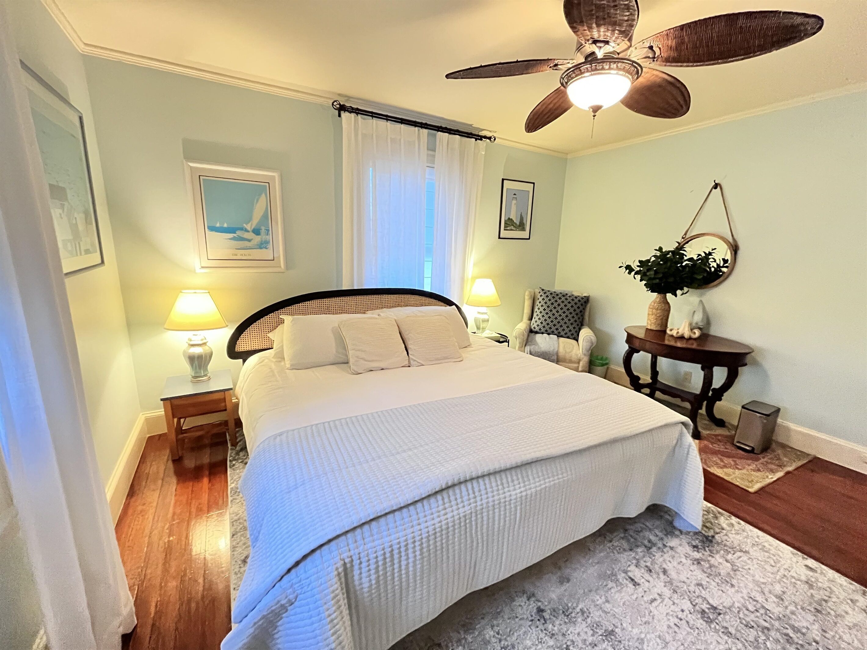 10 Schlafzimmer, Schreibtisch, Bügeleisen/Bügelbrett, Reisekinderbett