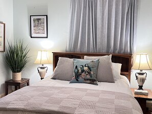 10 Schlafzimmer, Schreibtisch, Bügeleisen/Bügelbrett, Reisekinderbett