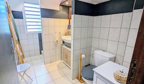 Doccia, asciugacapelli, asciugamani, sapone