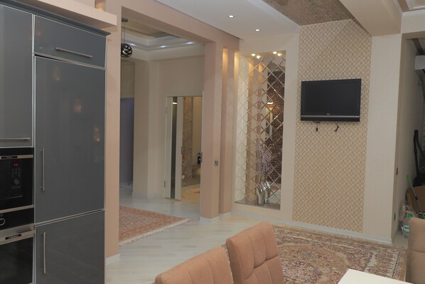 Departamento empresarial | Cocina privada | Refrigerador con congelador, microondas, horno y lavavajillas