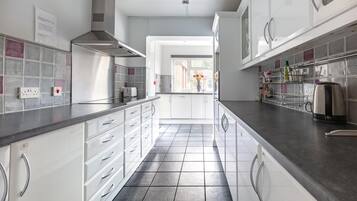 House, Multiple Beds | Private kitchen | Fridge, microwave, oven, stovetop