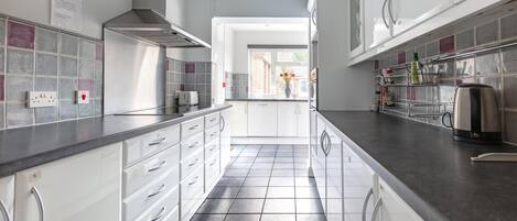 House, Multiple Beds | Private kitchen | Fridge, microwave, oven, stovetop