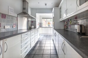 House, Multiple Beds | Private kitchen | Fridge, microwave, oven, stovetop - Hidden Gem Minutes From Heathrow Airport (Feltham)