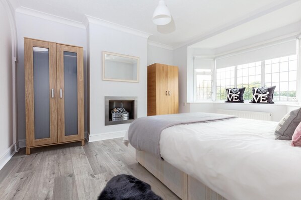 House, Multiple Beds | 5 bedrooms, iron/ironing board, free WiFi, bed sheets - Hidden Gem Minutes From Heathrow Airport (Feltham)