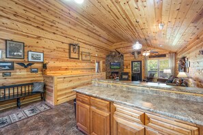 Interior - Blue Mist, A cozy cabin near all the attractions! (Pigeon Forge)