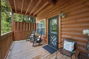 Terrace/patio - Blue Mist, A cozy cabin near all the attractions! (Pigeon Forge)