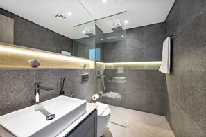 Shower, hair dryer, towels - Modern 2 BD with Private Plunge Pool in JVC (Dubai)