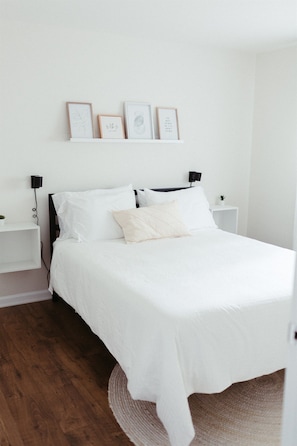 2 habitaciones, escritorio y tabla de planchar con plancha