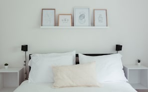 2 bedrooms, desk, iron/ironing board, travel crib - Beautiful & Bright Townhome (Westerville)