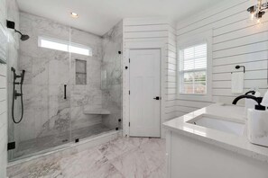 Shower, hair dryer, towels, soap - 162 Barefoot  · Community Pool & Lake Access on Tims Ford (Winchester)