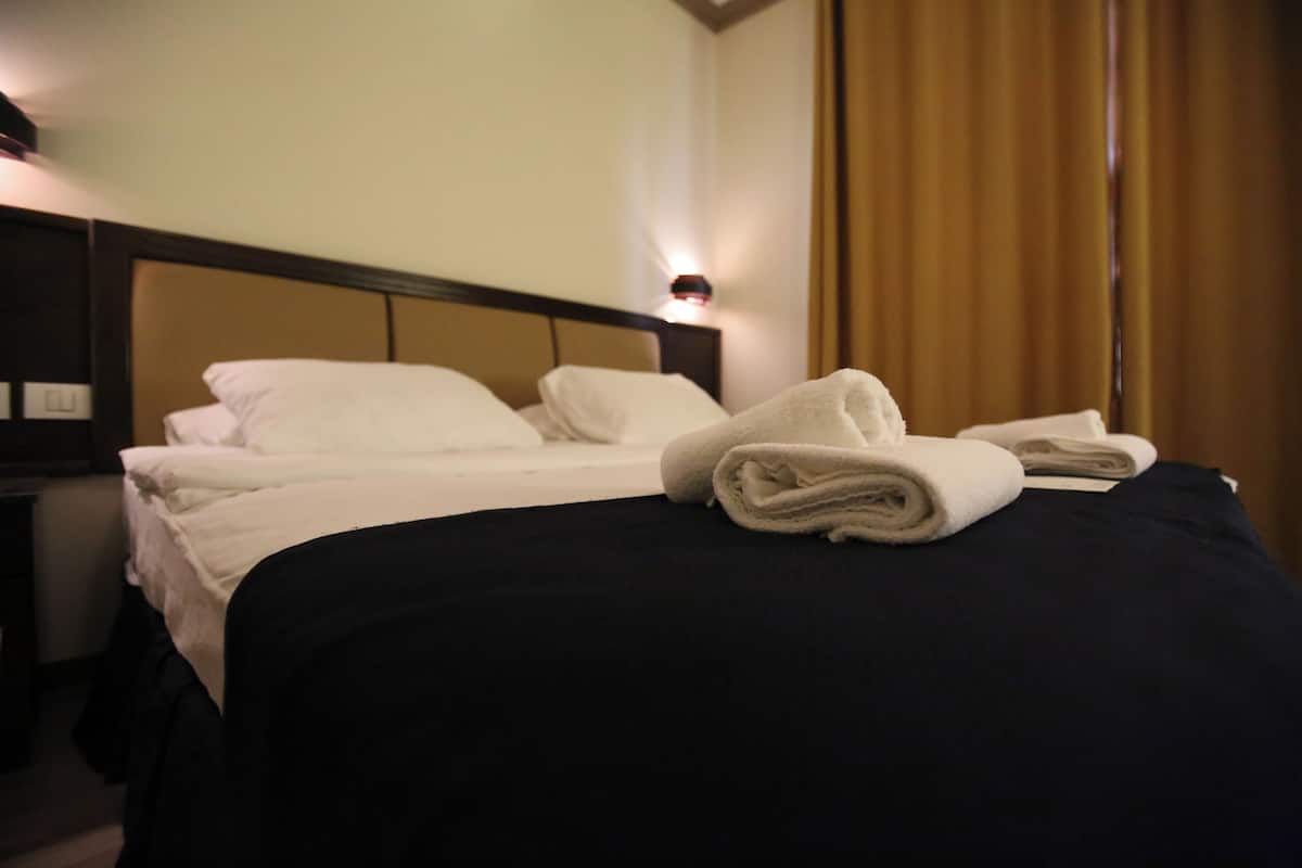Deluxe Double Room | 1 bedroom, minibar, in-room safe, iron/ironing board
