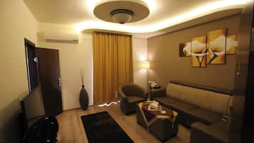 Suíte superior | Área de estar | TV de plasma 32 polegadas com canais via satélite