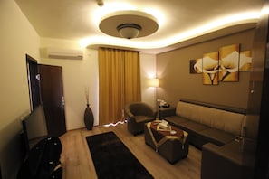 Superior Suite | Living area | 32-inch plasma TV with satellite channels