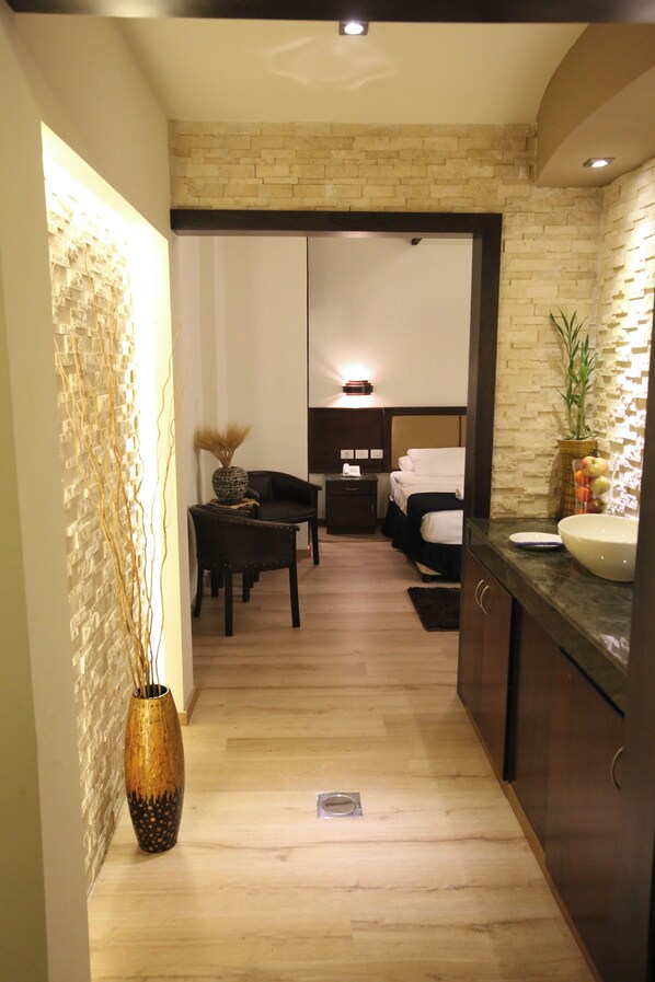 Suite superior | Zona de estar | Televisión de plasma de 32 pulgadas con canales por satélite