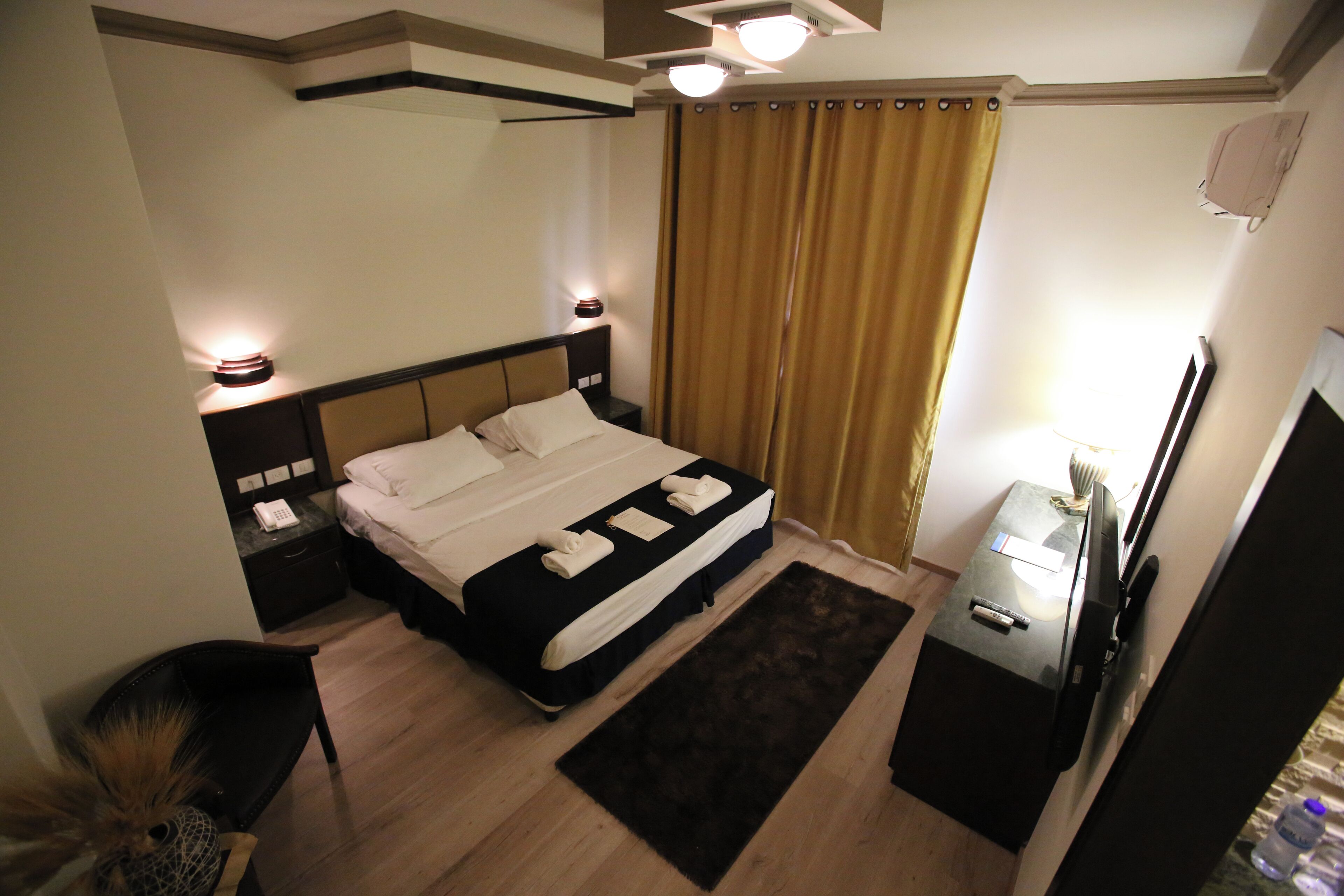 高级套房 | 迷你吧、客房内保险箱、熨斗/熨衣板、旅行婴儿床