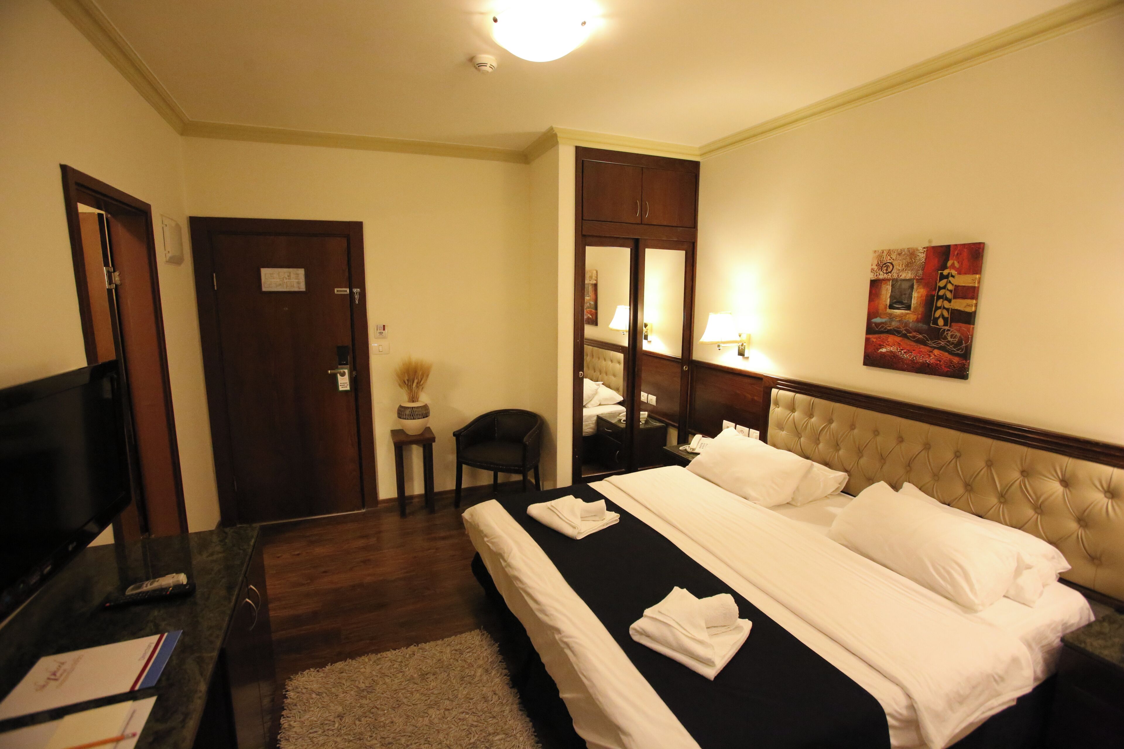 ห้องดีลักซ์ดับเบิล | มินิบาร์, ตู้นิรภัยในห้องพัก, เตารีด/โต๊ะรีดผ้า, เปลนอนเด็กแบบพกพา