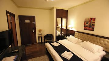 Deluxe Double Room | Minibar, in-room safe, iron/ironing board, travel cot