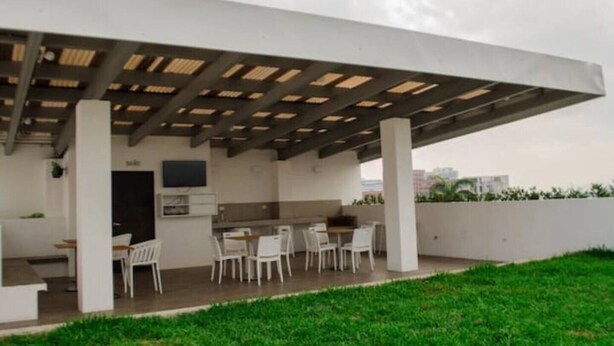 An outdoor patio with a covered seating area, a grill, and a flat-screen TV. - Studio apartment great location trendy area (Ciudad de Guatemala)