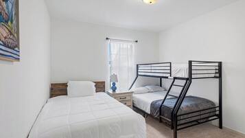 3 slaapkamers, een strijkplank/strijkijzer, reisbedje, gratis wifi