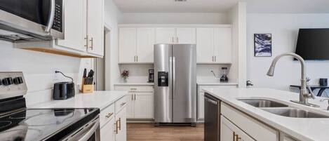 Réfrigérateur, micro-ondes, four, plaque de cuisson