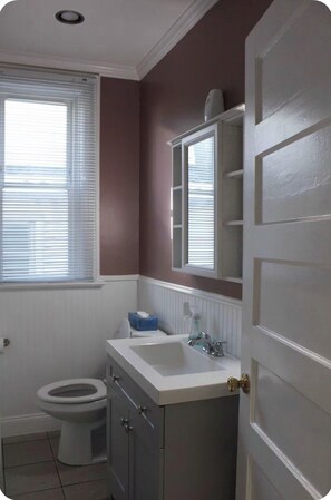 Hair dryer, towels, soap, toilet paper - Watervliet Retreat (Watervliet)