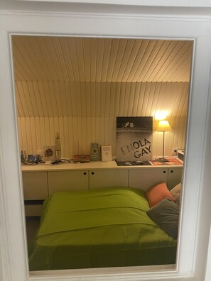 Basic Room (Bright) | 1 bedroom, free WiFi - Room in a Private Guest House (Paris)