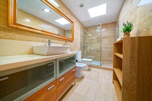 Douche, sĂšche-cheveux, bidet, serviettes fournies