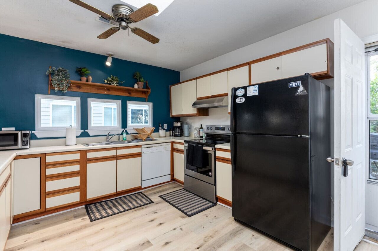 Jääkaappi, mikroaaltouuni, uuni, liesi