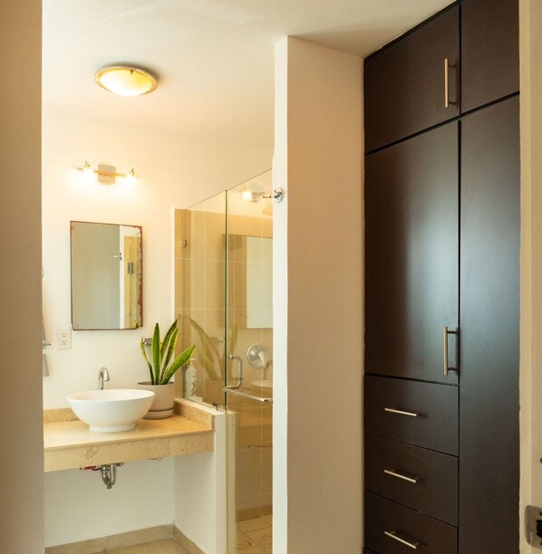 Shower, hair dryer, towels, soap - Villa Nikté Cancún a 20 Minutos del Aeropuerto ¡te Encantará su Piscina! (Cancún)