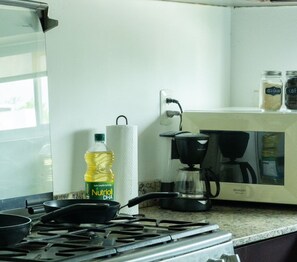 Fridge, microwave, coffee/tea maker, cookware/dishes/utensils - Villa Nikté Cancún a 20 Minutos del Aeropuerto ¡te Encantará su Piscina! (Cancún)