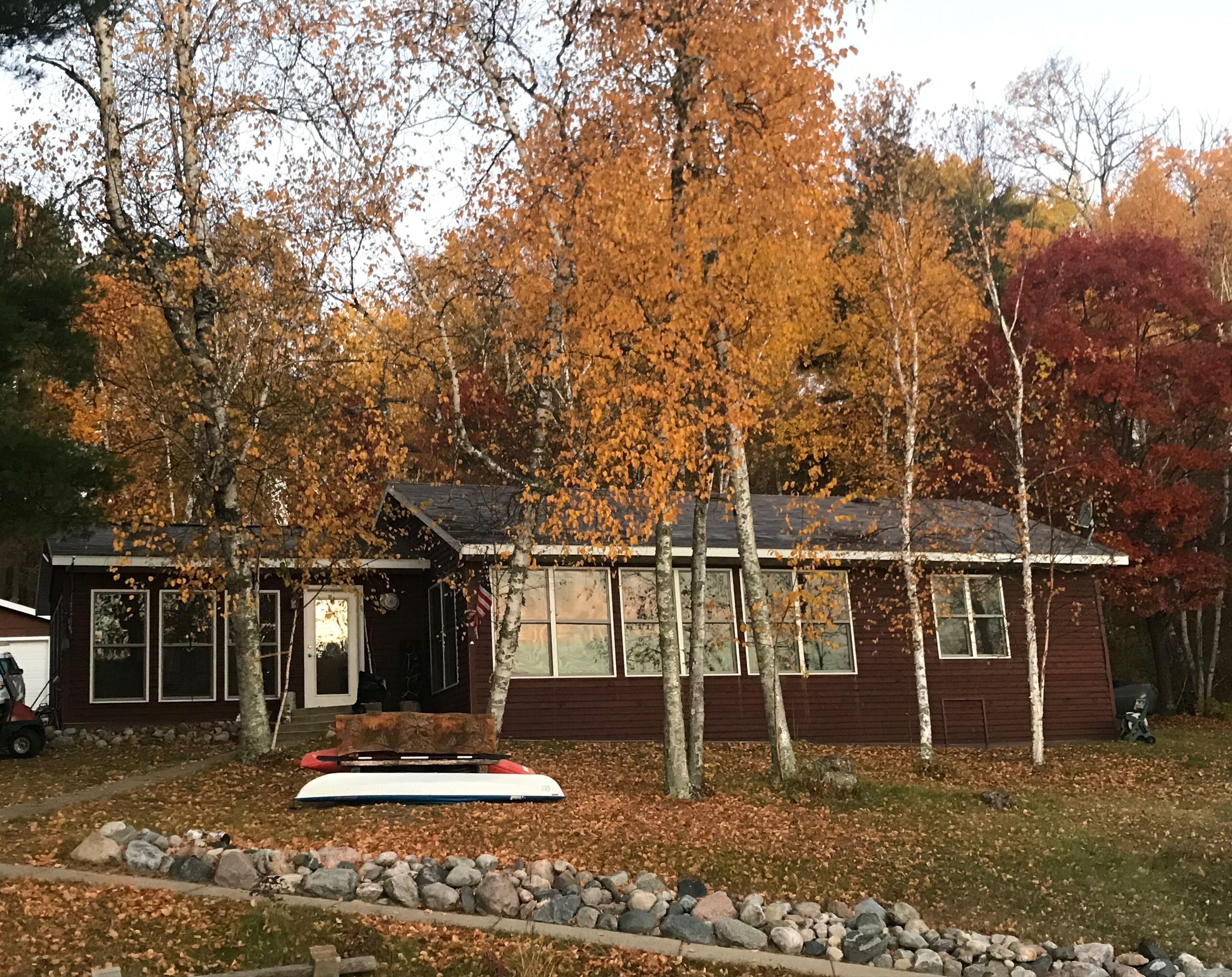 Lakeside Solitude - New Listing- Enjoy a beautiful cabin on quiet Lake