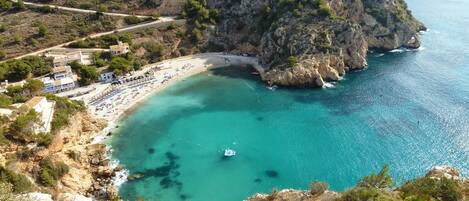 Playa en los alrededores y camastros