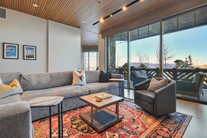 Una Smart TV, una chimenea