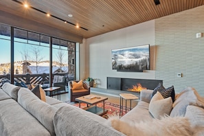Smart TV, fireplace