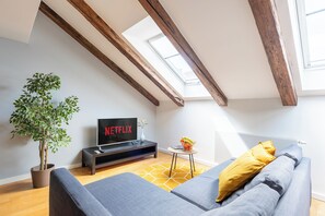 Deluxe Apartment | Living area