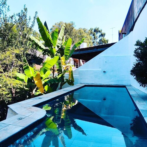 Casa aconchegante para familias, com piscina, churrasqueira, muito verde e sol