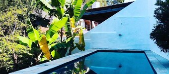 Casa aconchegante para familias, com piscina, churrasqueira, muito verde e sol