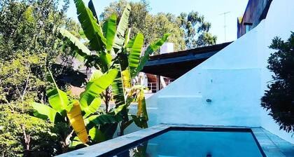 Casa aconchegante para familias, com piscina, churrasqueira, muito verde e sol
