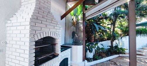 Casa aconchegante para familias, com piscina, churrasqueira, muito verde e sol